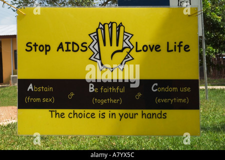 Stop AIDS Love Life poster segno nel villaggio, Ghana Africa occidentale Foto Stock