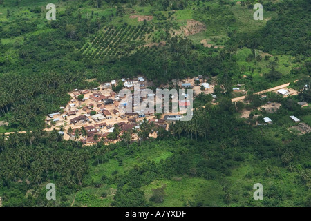 Vista aerea del borgo rurale con piccola piantagione di caffè a nord del Ghana Africa occidentale Foto Stock