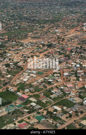 Vista aerea da elicottero sopra la parte suburbana di Accra, capitale del Ghana, Africa Occidentale che mostra le case, negozi, uffici, strade e vegetazione Foto Stock