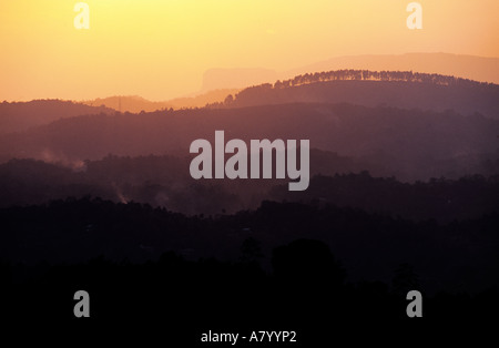 Sri Lanka, Nord regione centrale, Kandy, tramonto sulle montagne e la Bibbia Rock, rock in forma di libro aperto Foto Stock