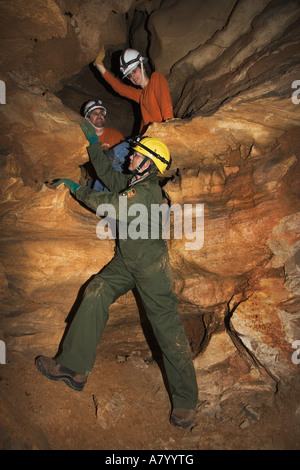 Ranger del Parco e i visitatori nel corso di arrampicata wild gita della caverna, il Parco nazionale di Mammoth Cave, grotta City, Kentucky Foto Stock