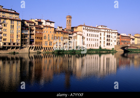 L'Italia, Toscana, Firenze, Via Borgo San Jacopo lungo il fiume Arno Foto Stock