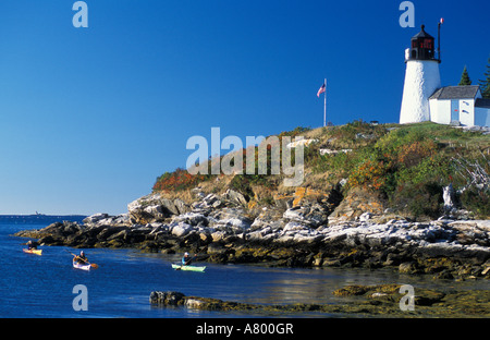 Southport, ME. Il kayak accanto a bruciato isola in Midcoast Maine. Boothbay Harbor. Bruciò Island Lighthouse. (MR) Foto Stock