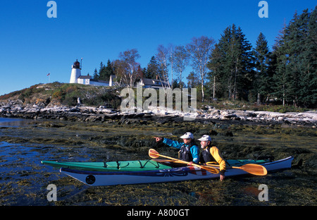 Southport, ME. Il kayak accanto a bruciato isola in Midcoast Maine. Boothbay Harbor. Bruciò Island Lighthouse. (MR) Foto Stock
