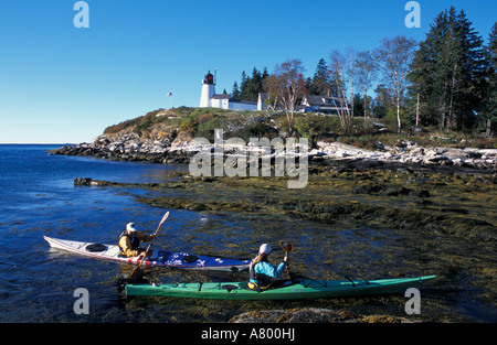 Southport, ME. Il kayak accanto a bruciato isola in Midcoast Maine. Boothbay Harbor. Bruciò Island Lighthouse. (MR) Foto Stock