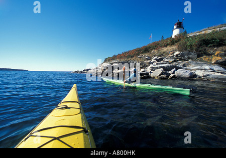 Isola di Southport, ME. Il kayak accanto a bruciato isola in Midcoast Maine. Boothbay Harbor. Bruciò Island Lighthouse. (MR) Foto Stock