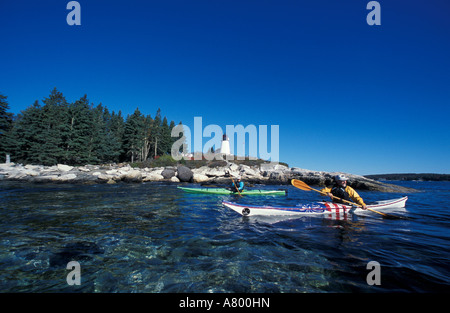 Isola di Southport, ME. Il kayak accanto a bruciato isola in Midcoast Maine. Boothbay Harbor. Bruciò Island Lighthouse. (MR) Foto Stock