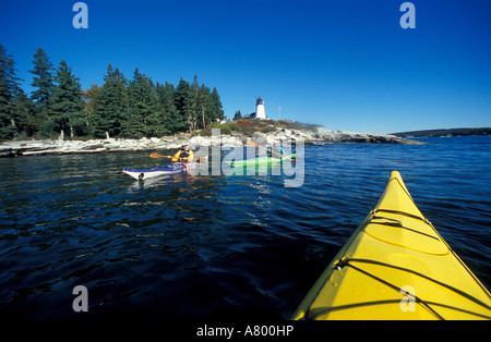 Isola di Southport, ME. Il kayak accanto a bruciato isola in Midcoast Maine. Boothbay Harbor. Bruciò Island Lighthouse. (MR) Foto Stock