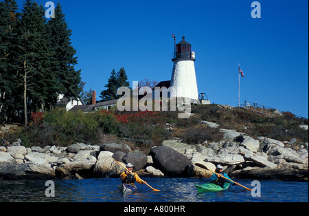 Isola di Southport, ME. Il kayak accanto a bruciato isola in Midcoast Maine. Boothbay Harbor. Bruciò Island Lighthouse. (MR) Foto Stock