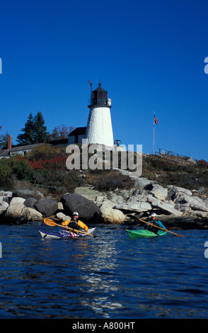Isola di Southport, ME. Il kayak accanto a bruciato isola in Midcoast Maine. Boothbay Harbor. Bruciò Island Lighthouse. (MR) Foto Stock