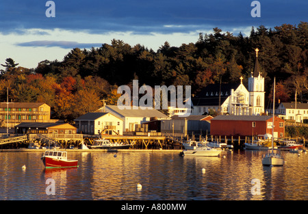 Boothbay Harbor, ME. Boothbay Harbor, Maine in caduta. Nostra Signora Regina della pace chiesa cattolica. Foto Stock