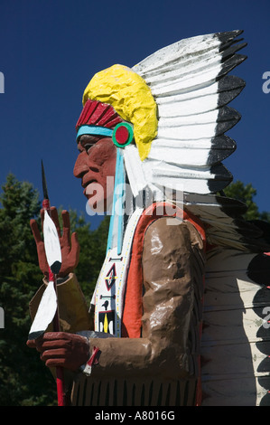 Stati Uniti d'America, Massachusetts, Mohawk Trail, CHARLEMONT: Berkshires: Grande statua indiano sulla Rt. 2 Foto Stock