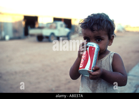 Bambini aborigeni con la coca-cola in outback Coober Pedy Sud Australia Foto Stock