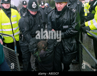 La polizia trascinando via di un manifestante da un sito eco dopo lo sfratto , Crystal Palace di Londra Sud. Foto Stock
