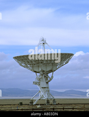 Nuovo Messico, Socorro. Uno dei 27 antenne molto ampio array radio telescope della Radio Nazionale Osservatorio astronomico Foto Stock