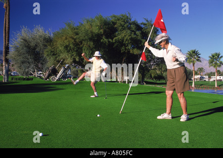 I cittadini anziani mettendo sul verde in Palm Springs California Foto Stock