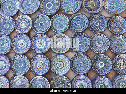 Uzbekistan, tradizionalmente piatti dipinti a bancarella di strada Foto Stock
