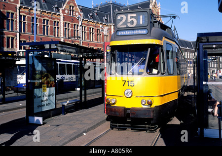 Paesi Bassi Olanda Settentrionale Provincia, Amsterdam, tram vicino alla stazione centrale Foto Stock