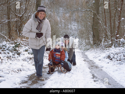 Famiglia nella neve Foto Stock