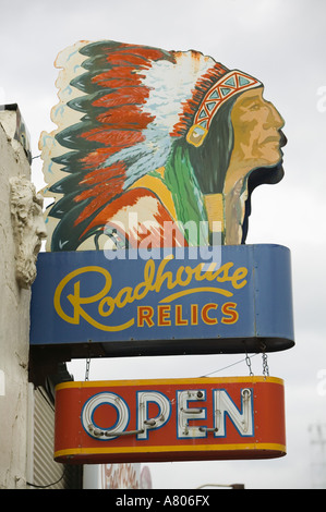 Stati Uniti d'America, Texas, Austin: South Congress Ave. Segno di vicinato per Roadhouse reliquie antiquariato Foto Stock