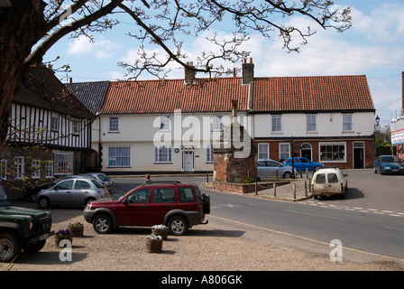 Scena di strada mostra case e vecchie pumphouse in poco Walsingham, Norfolk, Inghilterra Foto Stock