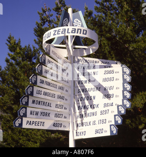 Segnavia bianco situato in Queenstown Nuova Zelanda con diciotto puntatori & Air NZ loghi che fanno riferimento a varie città del mondo Foto Stock