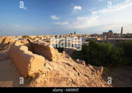 Tombe a Khiva le mura della città all'alba Foto Stock