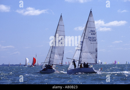 Due barche in una gara nel Solent nr Cowes Isola di Wight in Inghilterra La Gran Bretagna Foto Stock