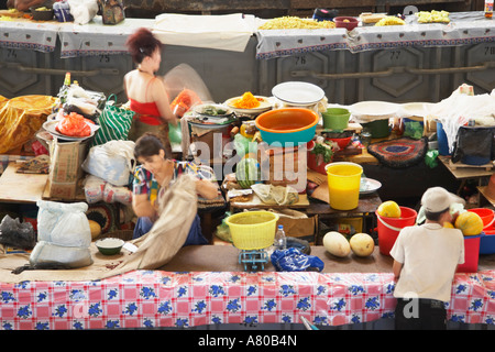 Le donne che lavorano in stallo in Chorsu Bazaar al coperto Foto Stock