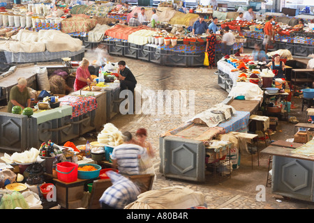Le persone che lavorano in Chorsu Bazaar al coperto Foto Stock