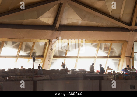 Lavoratori Stagliano nella finestra Chorsu Bazaar al coperto Foto Stock