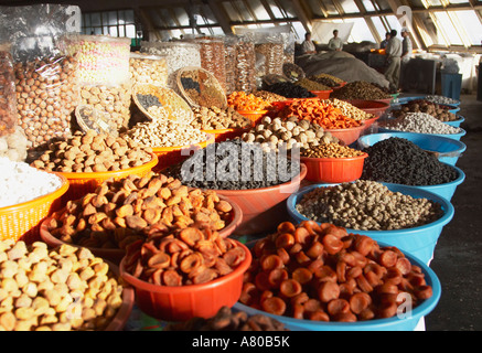 La frutta secca e i dadi in gabbia nei bazar Foto Stock