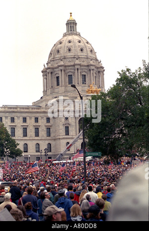 Migliaia di persone in Minnesota ricorda memoriale di servizio al Campidoglio per vittime 9/11 attacco. St Paul Minnesota MN USA Foto Stock