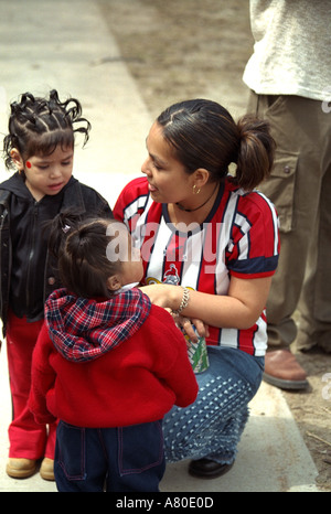 Madre età 23 con bambini di età compresa tra 2 e 3 al Cinco de Mayo festival. St Paul Minnesota USA Foto Stock