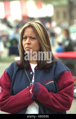 Donna età 25 guardando le feste al Cinco de Mayo. St Paul Minnesota USA Foto Stock