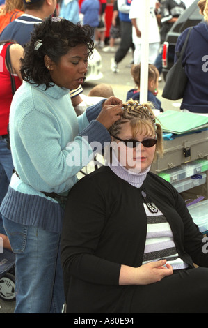 Donna età 26 treccia di capelli donna età 23 al Cinco de Mayo. St Paul Minnesota USA Foto Stock
