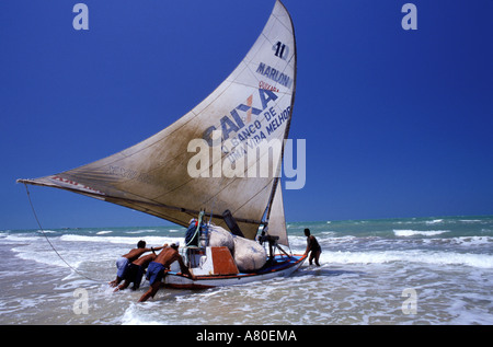 Il Brasile, Ceara stato, Jangadas a Morro Branco Foto Stock