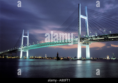 Giappone, isola di Honshu, regione di Kanto, Yokohama City, il Bay Bridge Foto Stock