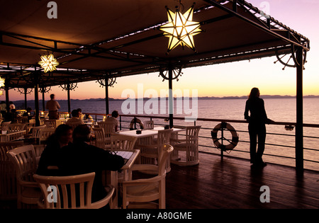 L'Egitto, la Nubia, lago Nasser, crociera sul Kasr Ibrim, ristorante sul ponte superiore Foto Stock