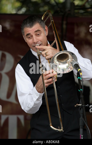 Un trombone player esegue in Jackson Square New Orleans in Louisiana Foto Stock