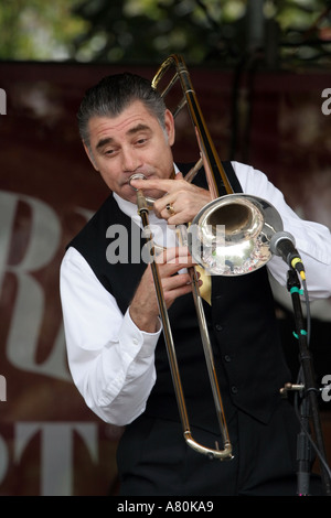 Un trombone player esegue in Jackson Square New Orleans in Louisiana Foto Stock