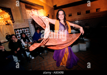 Spagna, Andalusia, Granada, bagni turchi, una danzatrice del ventre al teteria (sala da tè) in arabo Arab quartiere di Albayzin Foto Stock