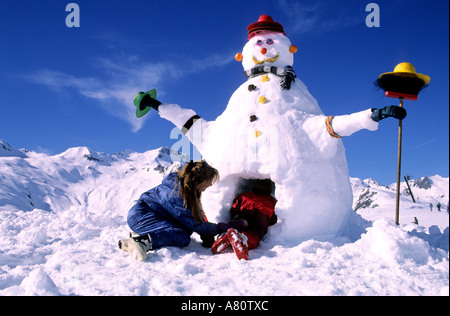 Francia, Savoie, Valmorel ski resort, bambini palying in snow (Modello di Rilascio OK) Foto Stock