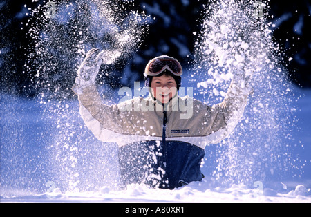 Francia, Savoie, ragazzo palying in neve nella località sciistica di Courchevel (Modello di Rilascio OK) Foto Stock