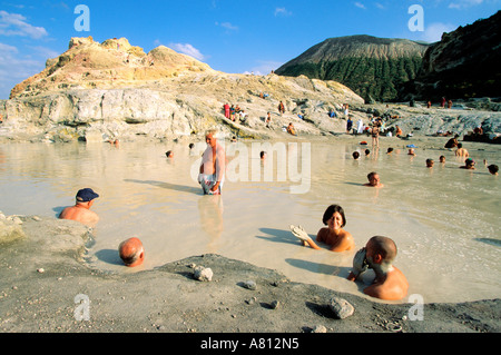 L'Italia, Sicilia e Isole Eolie, solforoso bagno di fango sull isola di Vulcano Foto Stock