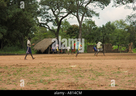 Scuola in sud Sudan, i bambini giocano a calcio davanti alla scuola Foto Stock