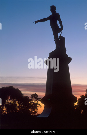 Statua del colonnello william luce, stagliano contro il cielo al tramonto e guardando fuori in tutta Adelaide dalla montefior hill, Foto Stock