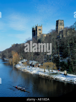 La cattedrale medievale visto su fiume usura da Prebends sopra ponte in inverno, Durham City, Durham, Inghilterra, Regno Unito. Foto Stock