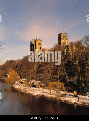 La pittoresca cattedrale medievale visto su fiume usura da Prebends Bridge in inverno, Durham City, nella contea di Durham, Inghilterra, Regno Unito. Foto Stock