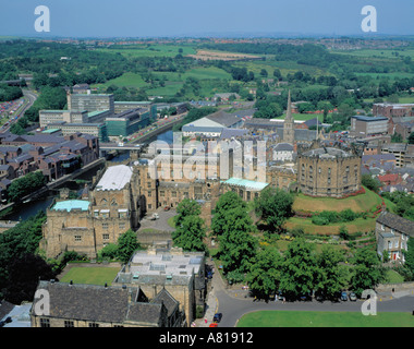 Veduta aerea della città di Durham e Durham Castle da la torre principale di Durham Cathedral Durham City, Co. Durham, Inghilterra, Regno Unito. Foto Stock